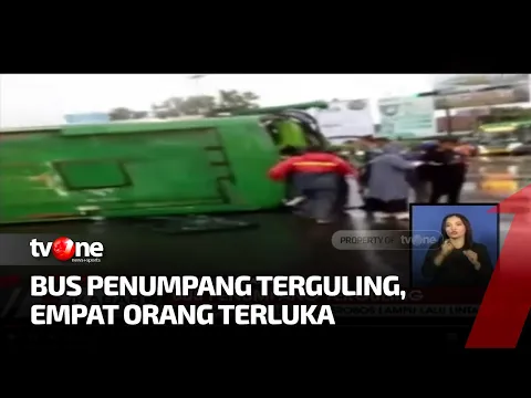 Berniat Terobos Lampu Merah, Bus Penumpang Terguling di Jalan