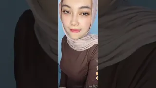 live halu vhie jilbab cantik mainan lidah sambil jil4t botol bigo hijab live