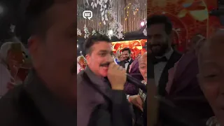 العريس الحلال أهو مصطفى أبو سريع يغني ويرقص في حفل زفاف حسني شتا 