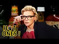 Download Lagu Kate McKinnon Gets Weird While Eating Spicy Wings | Hot Ones