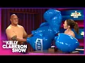 Download Lagu Dwayne Johnson \u0026 Emily Blunt Hilariously Battle With Giant Boxing Gloves!
