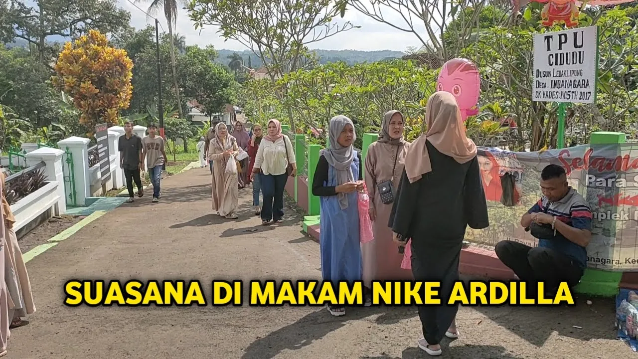 MAKAM NIKE ARDILLA || SUASANA MAKAM NIKE ARDILLA SAAT LEBARAN IDUL FITRI 2022