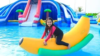 شفا تلعب في الحديقة المائية Rainy Day At The Playground 