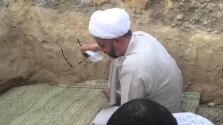 سماحة الشيخ مصطفى الموسى ينعى أمه بدموع تفطر القلب