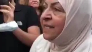 سيدة لبنانية توجه رسالة لأحد أفراد الجيش وسط المظاهرات   فماذا قالت  دندنها