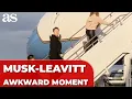 Download Lagu Elon Musk's AWKWARD MOMENT on Air Force One: tries to AVOID LOOKING at Karoline Levitt