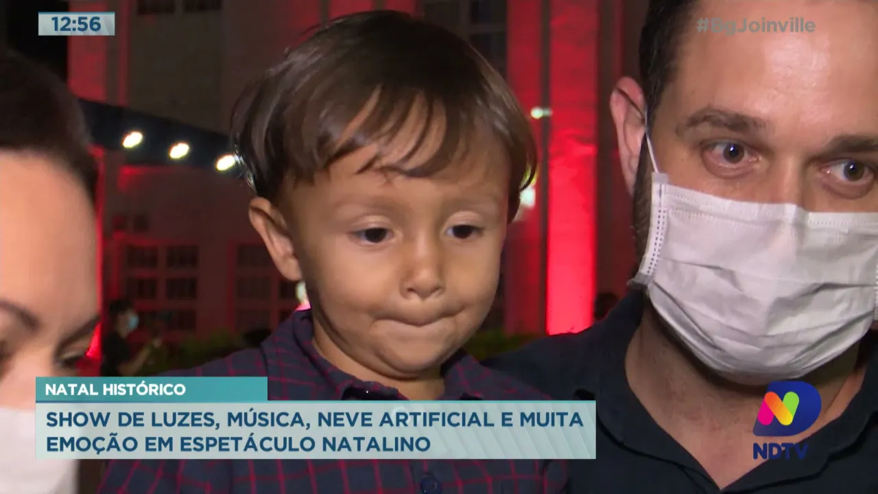 Natal histórico: Show de luzes, música, neve artificial e muita emoção em espetáculo natalino