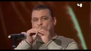 موهبة عربيه خطيره يعزف على مصاصة     اتحداك تصدق هيج شي دندنها