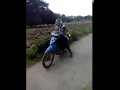 Download Lagu Video Lucu Emak-emak belajar motor di sawah