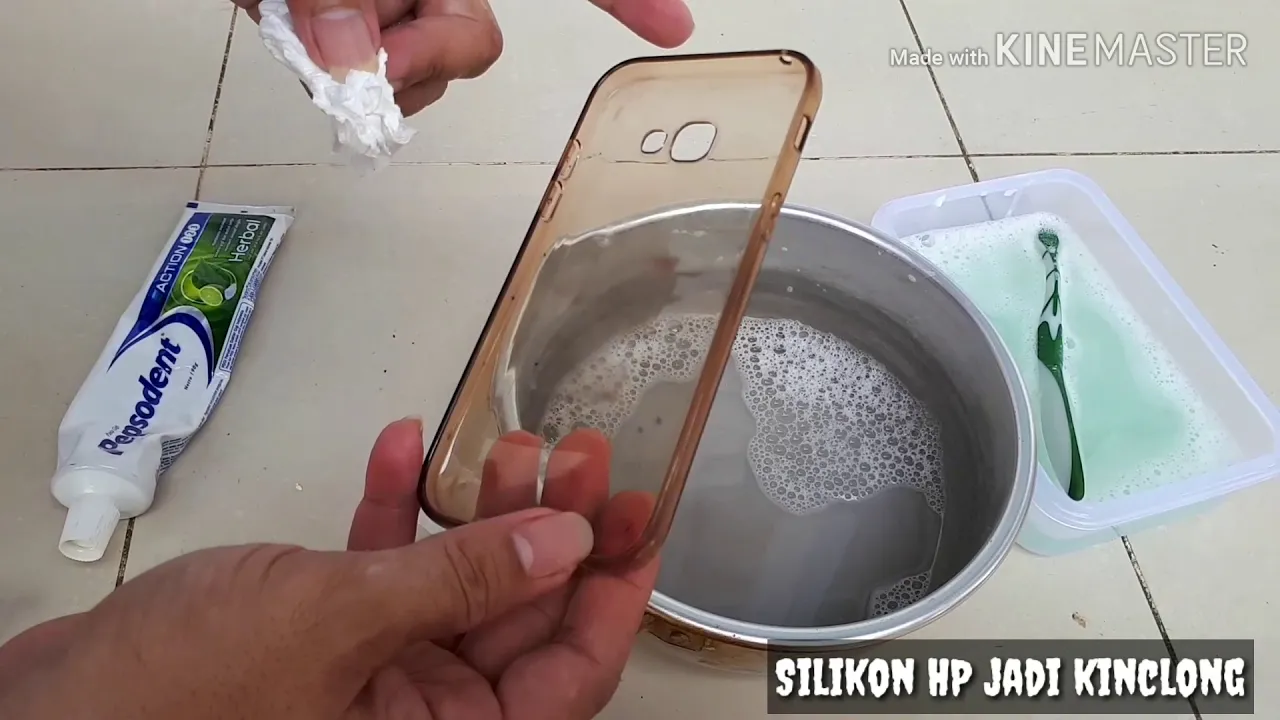 Di video kali ini saya akan memberikan cara membersihkan softcase hp karakter dengan pembersih cute.. 