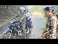 Vong accidentally met Luyen carrying a strange girl on her motorbike passing by