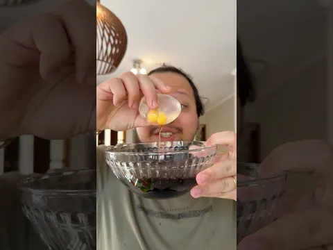 AS PESSOAS ESTÃO DEIXANDO OS OVOS TRANSPARENTES E MOLES DENTRO DA COCA?
