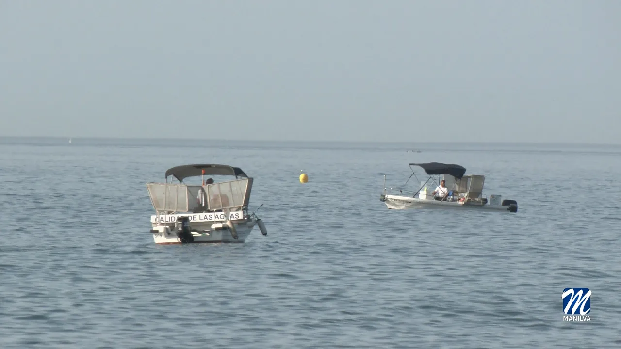 Dos barcos quitanatas trabajan durante todo el verano en nuestro litoral