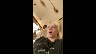 مشكلة بيلي ايليش مع صدرها 