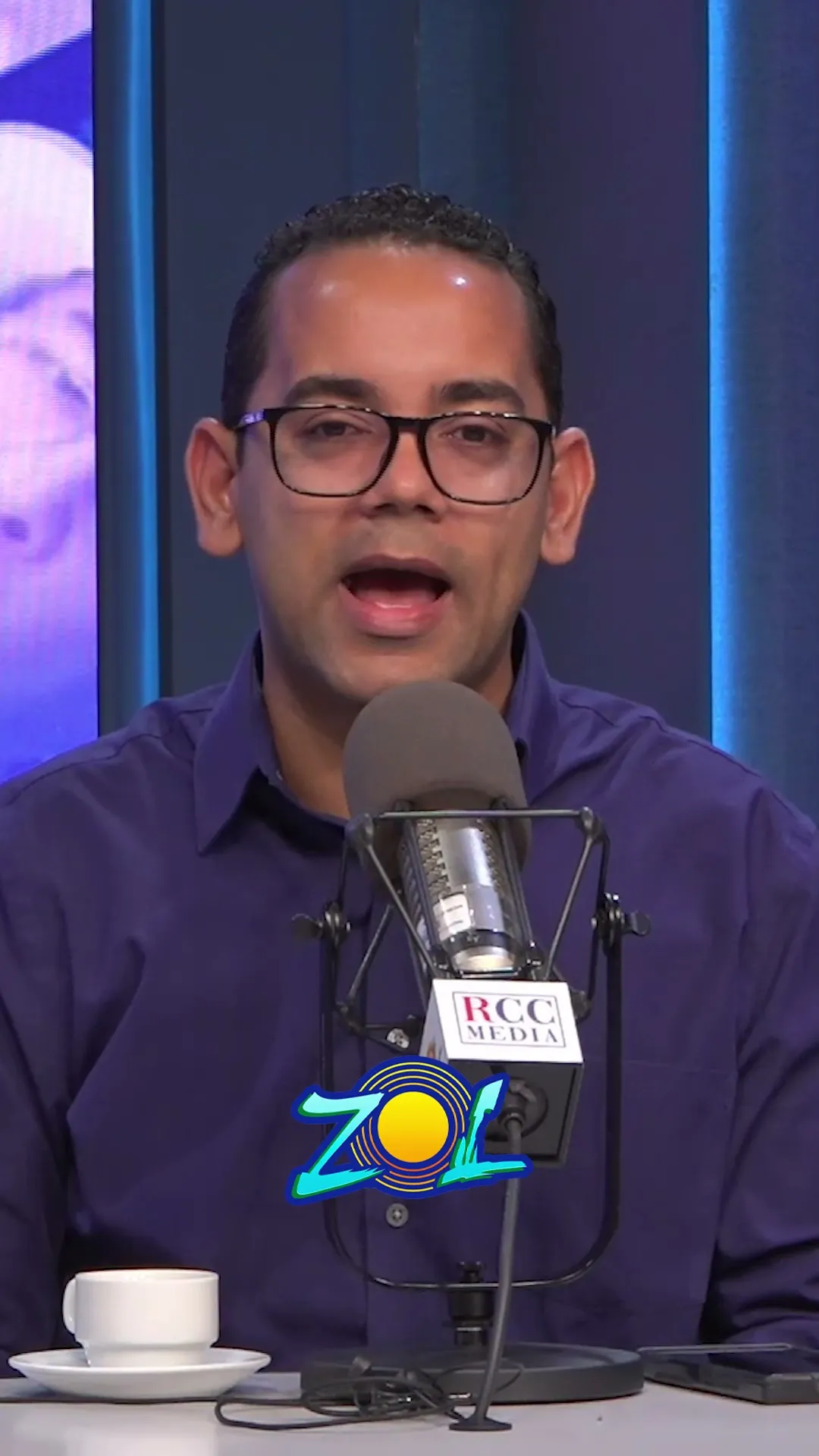 ESPAÑA PROHIBE REDES A MENORES