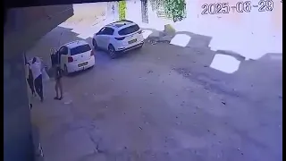 كاميرا المراقبة ترصد عملية اختطاف شاب في عين البيضاء بولاية ام البواقي من طرف عصابة اشرار 