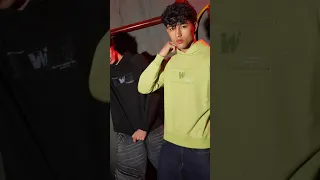 اغنيه هي تحضن وانا ابوس وحسس علي الخطيره هي تنام  وانا هرشقهلها دندنها