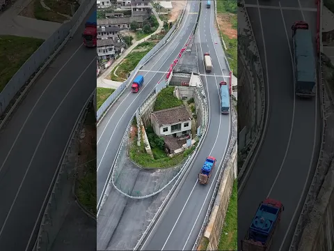 Alasan Ada Rumah Di Tengah Jalan!