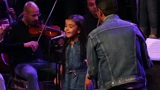 أول مره نادين تغنى على المسرح مع باباها   ياورد  على فل و ياسمين دندنها