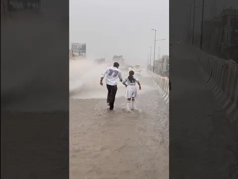 देशभक्ति दिल में होतो हाथ खुद सेवा के लिए उठ जाते हैं।#humanity #road #rain #students #help #shorts