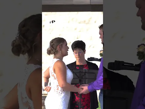 A Hornet Got Trapped Inside the Bride’s Dress 😳