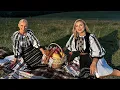 Download Lagu Lena Miclăus \u0026 Iulia Haiduc  - Câinii latră cerul tună - Videoclip original