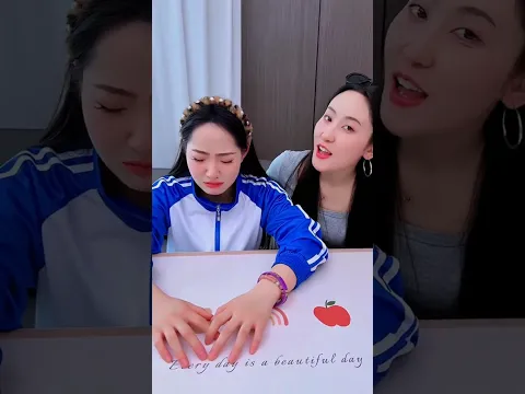 Papa memberikan kejutan tahan air kepada Julie 😲💧#shorts