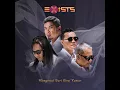 Mengintai Dari Tirai Kamar