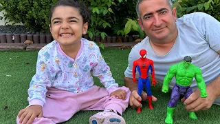 Defne Spiderman ve Hulk oyuncakları ile oynuyor