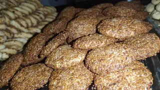 Merhabalar Ağızda dağılan Kıyır Kıyır bayatlamayan şahane bir kurabiye tarifidir. Kalıp kullanmadan . 