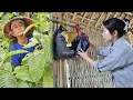 Download Lagu The girl looked confused and worried when she couldn't find her wallet