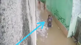 بنت تمشي في المطر شوفو وش صار لها 