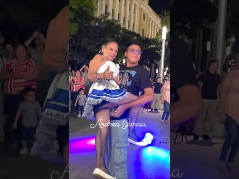 Yajaira casi sale volando con el chico bombón #plazalibertad #viral #shorts #paraty