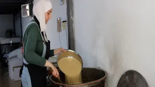 صناعة السمسمية والحلقوم   مشروع تقليدي للزوجين هيا وأحمد بطابع عصري دندنها