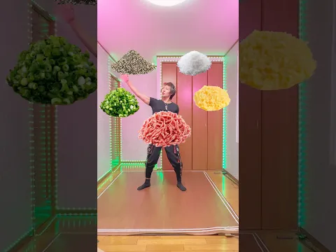 完璧なリズムで餃子を作る男がエグすぎる… The guy making gyoza with perfect rhythm is absolutely insane🥟
