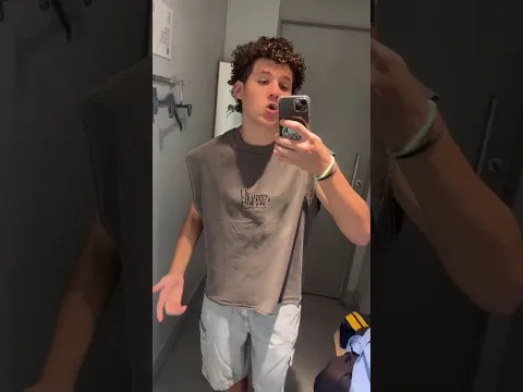 PROVANDO ROUPAS E CANTANDO