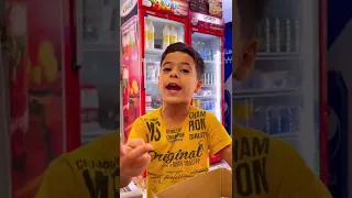 طفل يسوي مفاجاة ويجيب ولد عمه واطفال المنطقه كله ويتعار ك ويا ابو الاسواق 