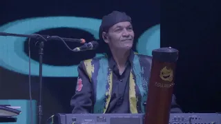 Banda Pequeños Musical – Romántico Incurable (En vivo desde de Auditorio Nacional)