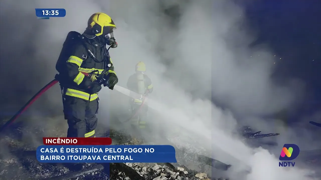 Casa é destruída pelo fogo no bairro Itoupava Central