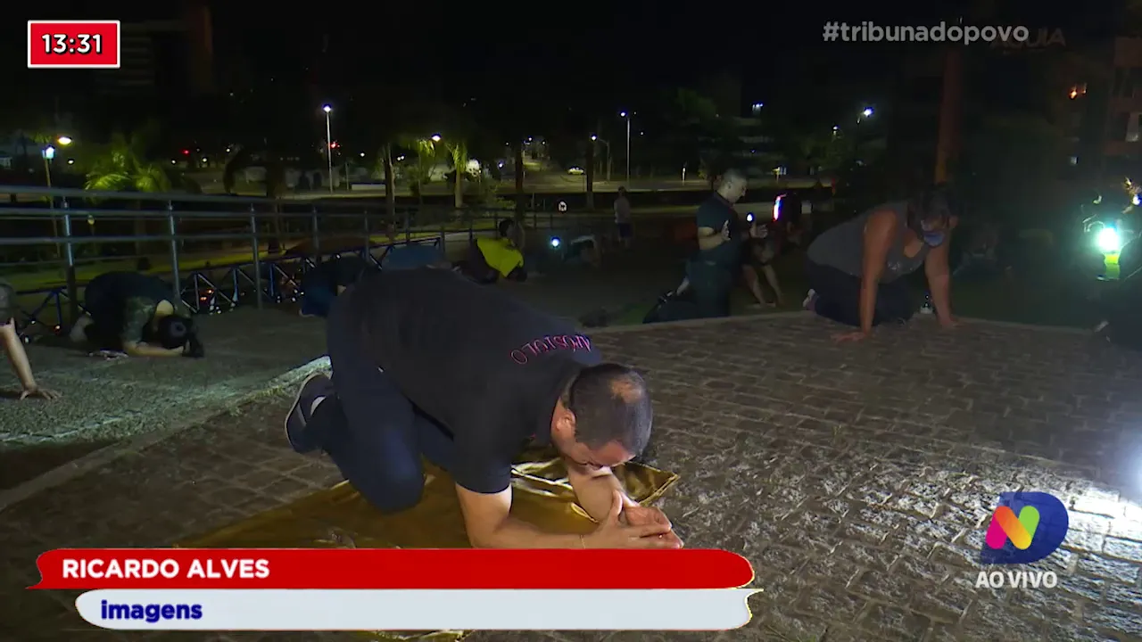 Covid-19: Fieis rezam na frente de unidades de saúde e Prefeitura