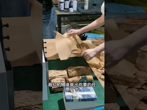 Wabenpapiermaschine mit automatischem Schneider, integrierte Formung und Schnitt in individueller Länge.
