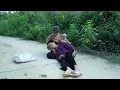 Download Lagu Heartwarming Moment: Single Mother Helps Old Lady on Her Way Home After Work