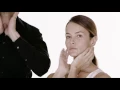 La Mer Technique Activate and apply Creme de la Mer with the Unique Ritual