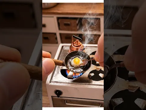 Sizzling micro bacon and egg while boiling water in a tiny kettle 🥓⚡