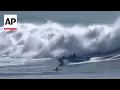 Lagu Video shows ocean waves capsizing a boat in Santa Cruz, California