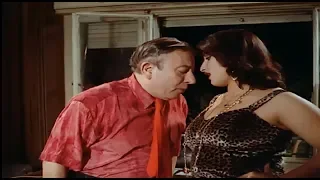 لما السكرتيرة تدخل عليك المكتب و تخليك تركز في حاجة غير الشغل 