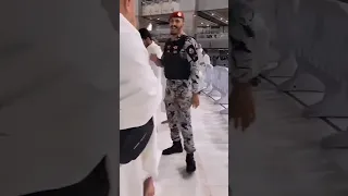 لقطات إنسانية مبهجة من رجل أمن سعودي في الحرم 