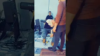 الفنان عيسى شريك يجهش بالبكاء وهوا يغني اغنية الاب ربي يشافي شيخ وعميد الاغنية النايلة محمد شرك 