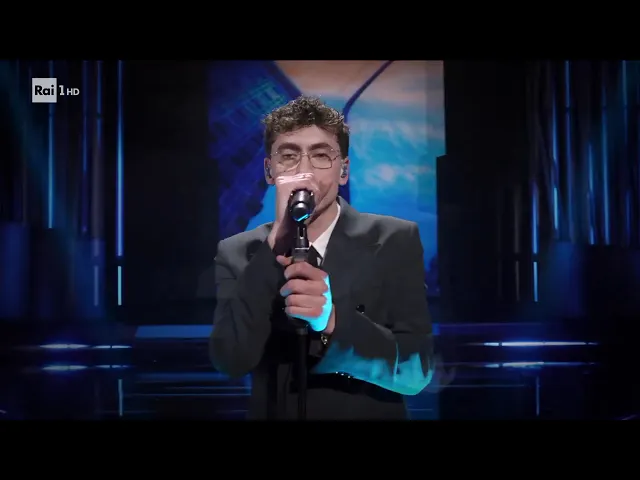 Sanremo 2026 - Tredici Pietro canta Uomo che cade