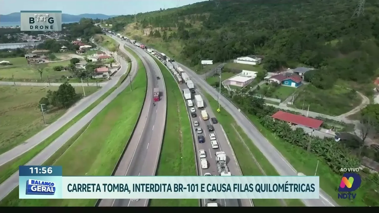 Carreta tomba na BR-101 e causa filas quilométricas no Morro dos Cavalos